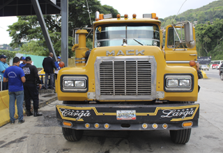 VEHICULO_AMARILLO_320X220